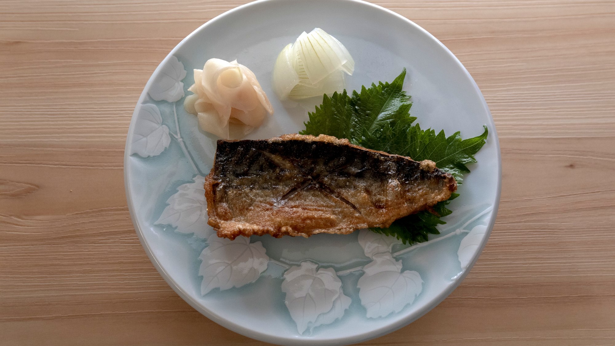 皿に盛った、揚げた さば